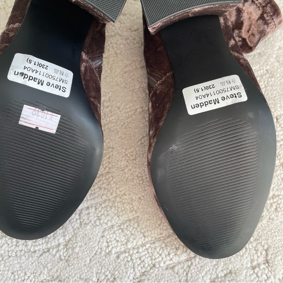 Steve Madden NWOB Velvet Booties in mushroom color size 6.5 - Picture 7 of 10